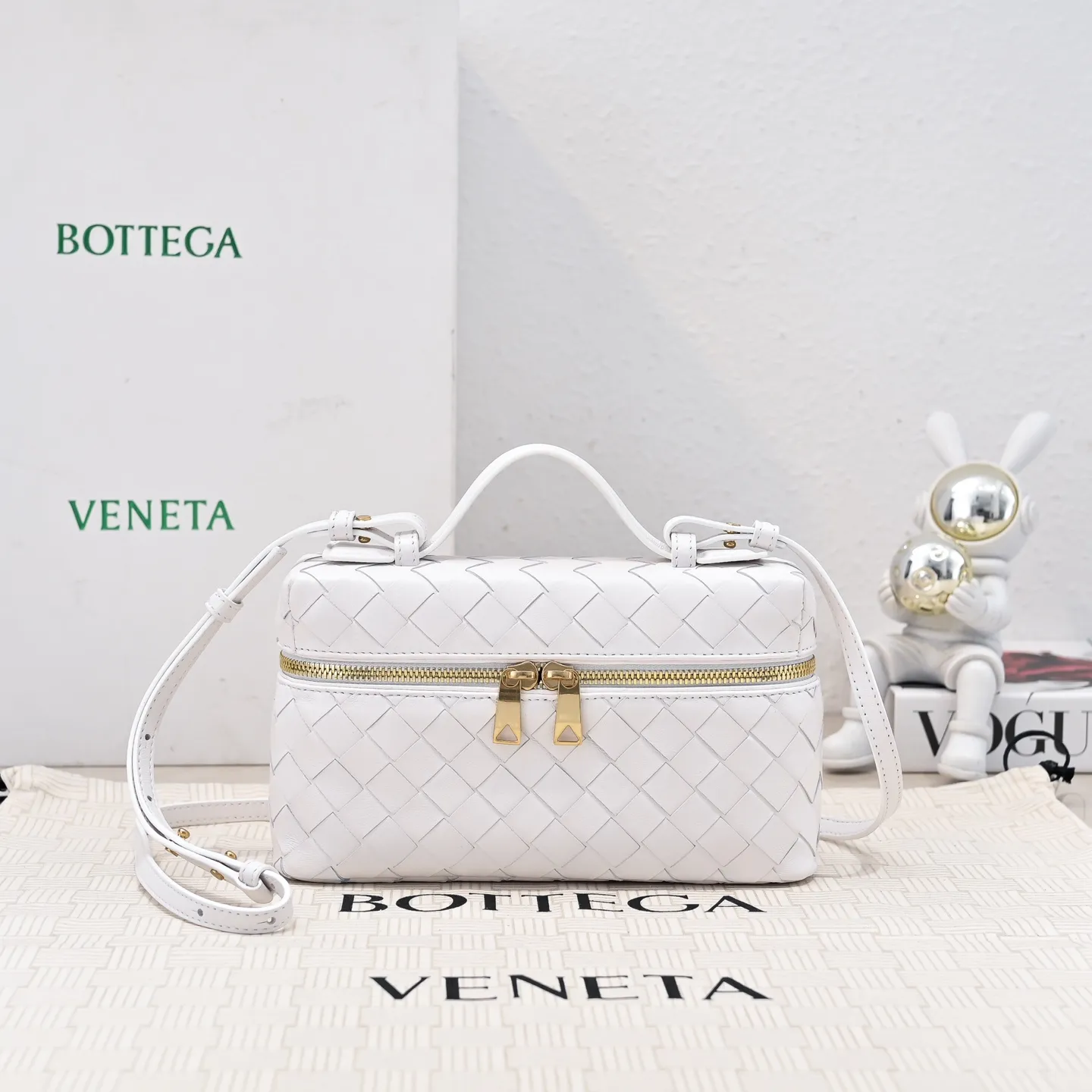 Batch 1360 Bottega Veneta 24 spring and summer woven zipper crossbody bag. A crossbody bag that can be used as a cosmetic bag. The exquisite weaving and compact body are an indispensable accessory for the upcoming summer. The double zipper also better protects the bag. It has a large capacity. If you like it, don’t miss it. Style number: 9109 Size: 22*12.5*5cm